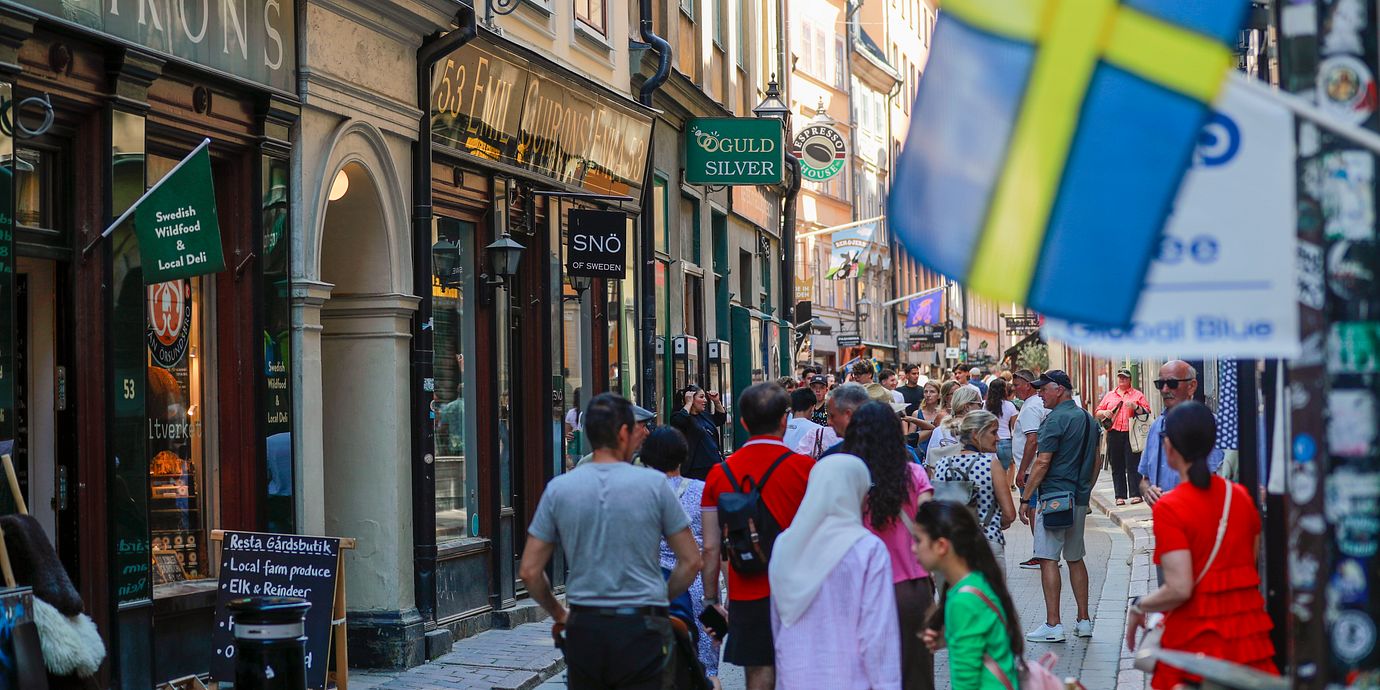 Turister på Västerlånggatan i Gamla stan.