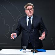 Gunnar Strömmer (M) tar emot en utredning av den särskilda utredaren Mattias Wahlstedt som har haft i uppdrag att se över möjligheterna för Sverige att hyra fängelseplatser utomlands.