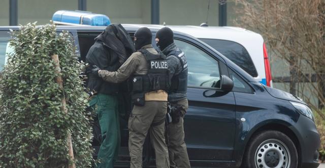En person förs in i rättsalen i Karlsruhe, Tyskland, efter razziorna mot den högerextrema grupperingen. Uli Deck / TT NYHETSBYRÅN