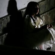 Susi, en av skådespelarna, väntar på en grupp turister som går på kyrkogårdstur.