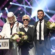 SVT:s studioman Henric von Zweigbergk som korvgubbe tillsammans med Owe Thörnqvist och Robin Bengtsson som gick vidare efter Melodifestivalens tredje deltävling på lördagskvällen