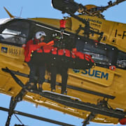 Lindsey Vonn firas upp till en helikpter efter kraschen.