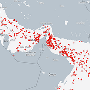 Kartor från sajten Marine Traffic visar tankerfartyg som stannat strax utanför sundet.