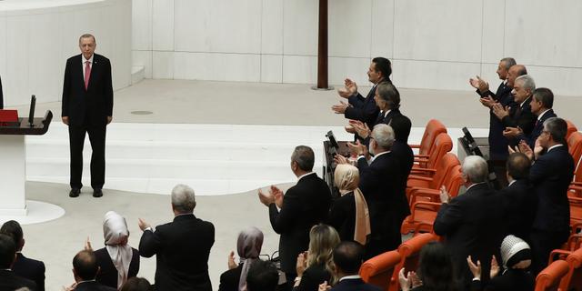 Bild från lördagens installationsceremoni.  Ali Unal / AP