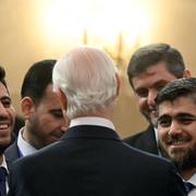 FN-medlaren Staffan De Mistura (mitten) i samtal med en förhandlaren Mohammad Alloush (R) från rebellgruppen Jaish al-Islam.