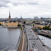 Centralbron och Söderströmsbron i förgrunden av centrala Stockholm. Arkivbild.