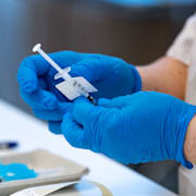 En spruta med Covid-19 vaccin från Moderna på SUS Vaccinationscentral i Malmö.