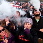 Demonstration mot e-cigarettsförbud.