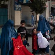 Afghanska kvinnor och barn på en marknad i Kabul.