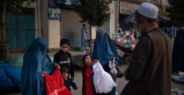 Afghanska kvinnor och barn på en marknad i Kabul. Felipe Dana / TT NYHETSBYRÅN