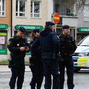 Polis på plats inför en antifascistisk manifestation utanför teater Moment på Gubbängstorget i lördags. 