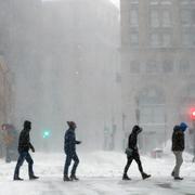 Invånare i Boston korsar en gata under stormen Kenan.