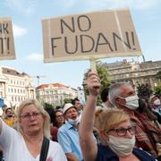 Cirka 10 000 demonstranter gick ut på gatorna i Budapest under lördagen. 