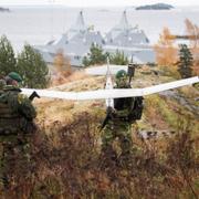  Svenska soldater med en drönare under en övning 2021. 
