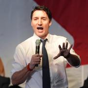 Justin Trudeau talar på ett amerikansk-kanadensiskt ekonomiskt toppmöte på fredagen. 