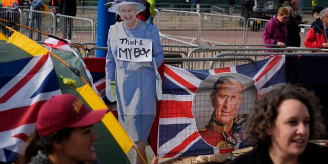 Besökare på plats vid Buckingham Palace inför kung Charles III:s kröning. Alessandra Tarantino / AP