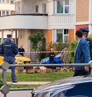 Polis på plats vid ett av de hus som skadats av drönare i Moskva. Denis Voronin / AP