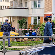 Polis på plats vid ett av de hus som skadats av drönare i Moskva. Denis Voronin / AP