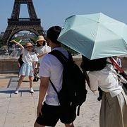 Turister i Paris den 26 maj.