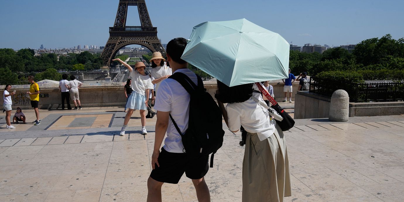 Turister i Paris den 26 maj.