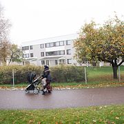 Kvinna med barnvagn i bostadsområdet Tjärna ängar i samband med dåvarande statsminister Stefan Löfvens besök 2020.