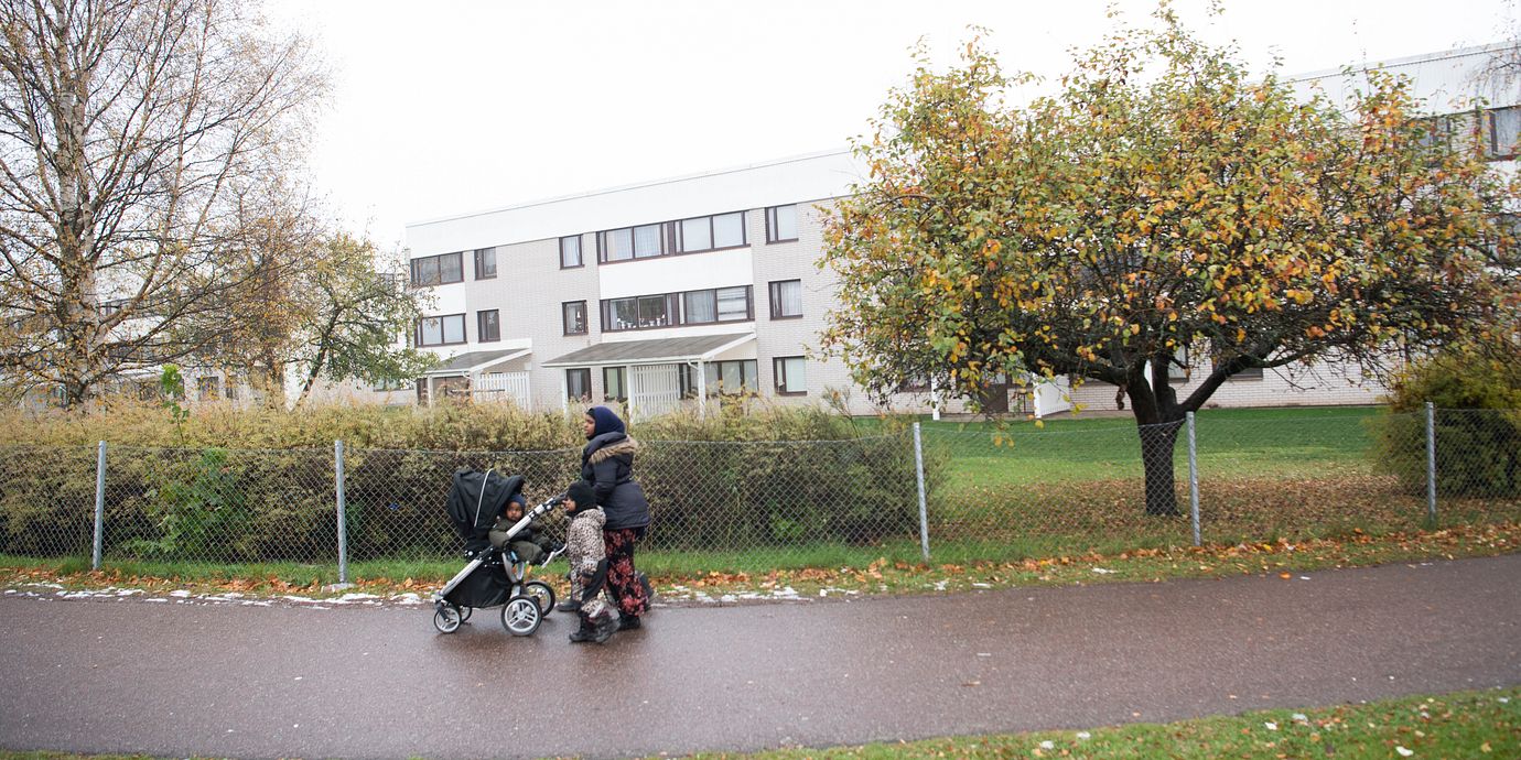 Kvinna med barnvagn i bostadsområdet Tjärna ängar i samband med dåvarande statsminister Stefan Löfvens besök 2020.