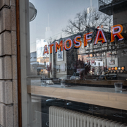 Restaurangen Atmosfär blev blåst på 80 000 i en uppmärksammad springnota. Ett lekland i Malmö lurades på produkter för 50 000, bland annat Muminförmål. 