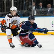 Arkiv: New York Rangers Alexis Lafreniere till höger och Anaheim Ducks Leo Carlsson.