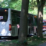 Bussen där nio personer attackerades under fredagen.