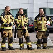 Brandmän under en tyst minut i Fagersta, 28 augusti.