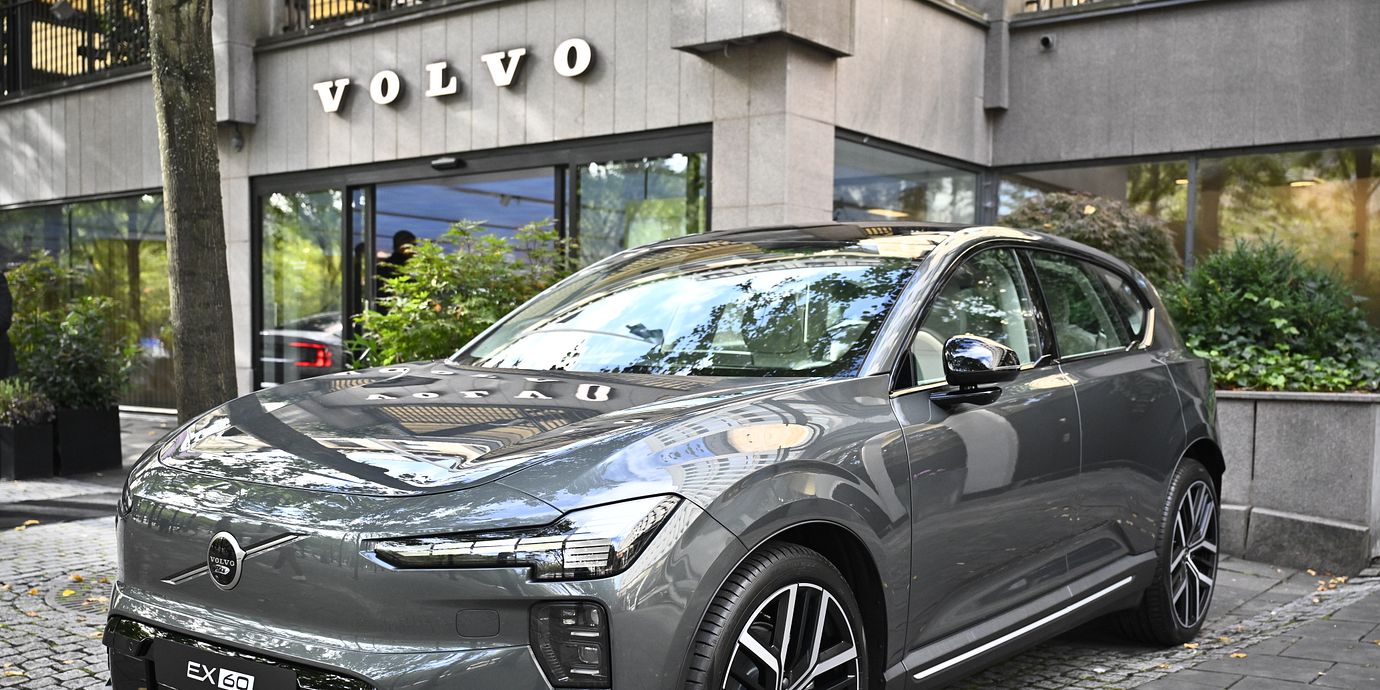 Volvos modell EX60 visas upp.