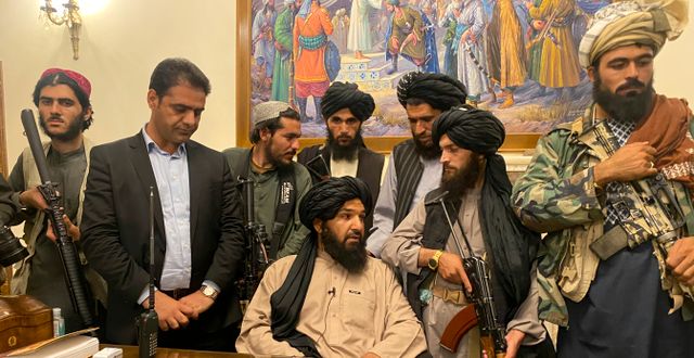 Talibanska krigare i presidentpalatset i Kabul. Zabi Karimi / TT NYHETSBYRÅN