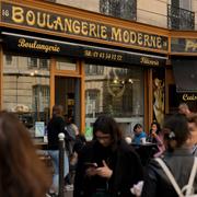 Bageriet Boulangerie Moderne blev världskänt tack vare Netflixserien ”Emily in Paris”, det lilla torget utanför svämmas över av turister.