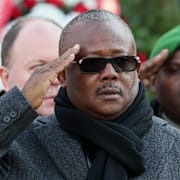 Guinea-Bissaus president Umaro Sissoco Embaló i Ryssland förra året. Presidenten hävdar nu att han avsatts i en militärkupp – som oppositionen menar är fejk. 