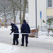 Polisen säkrar området samt letar spår på platsen där en man skjutits till döds natten mot lördag