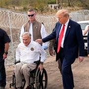 Greg Abbott och Donald Trump vid den mexikanska gränsen. 