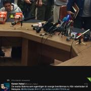 Skärmdumpad tweet från presskonferensen i Donetsk där de två orangea svarta lådorna lämnades från ukrainska separatister till malaysiska myndigheter.