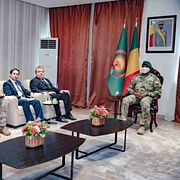 Malis juntaledare med Rysslands ambassadör.