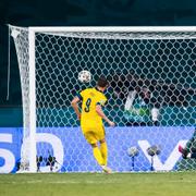 Marcus Berg missar läget mot Spanien.