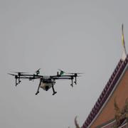 En drönare flyger över Suthat-templet i Bangkok. Arkivbild från 2019. 