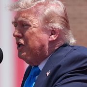 Donald Trump håller tal på kustbevakningsakademin den 20 maj 2026.