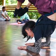 Johanna Rodrigues visar några breakdance-rörelser för sina elever.