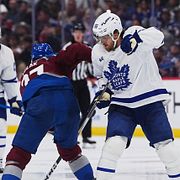 Colorados back Brett Kulak var en av många som hade problem att stoppa svenske William Nylander i natt.