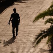 En polis patrullerar gatorna på Teneriffa. Arkivbild.