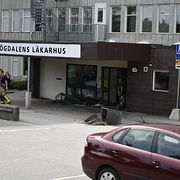 Räddningstjänst och polis på plats efter kraschen.