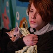 En pojke tar hand om sin katt i ett skyddsrum under ryska bombningar av Kyiv. Bilden är tagen i mitten av april.