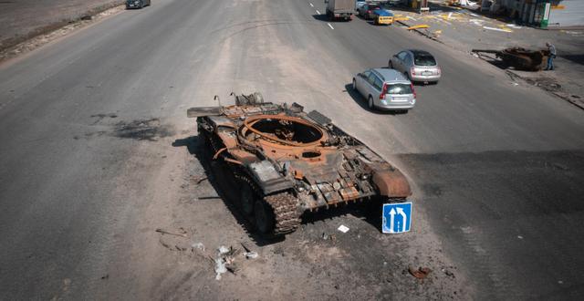 En förstörd ryska stridsvagn utanför Kyiv. Efrem Lukatsky / AP