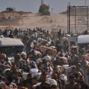 Palestinier vid ett distributionscenter för Gaza Humanitarian Foundation den 4 augusti. 