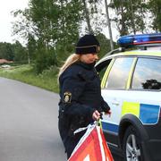 Polisen vid avspärrningarna i Mantorp.