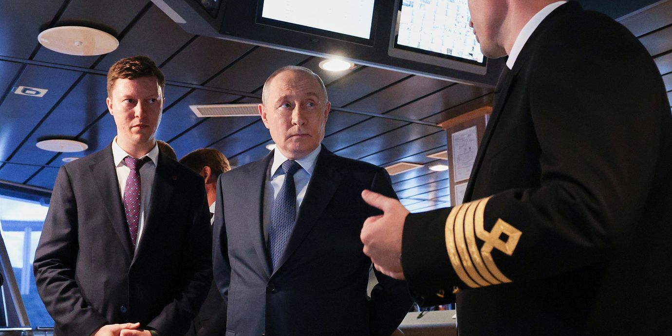 Rysslands president Vladimir Putin ombord på ett ryskt fartyg i september 2026.
